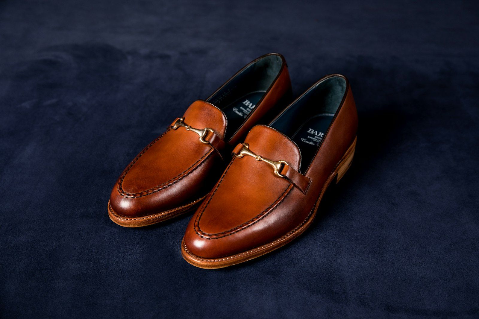 Sepasang mocassin kulit cognac