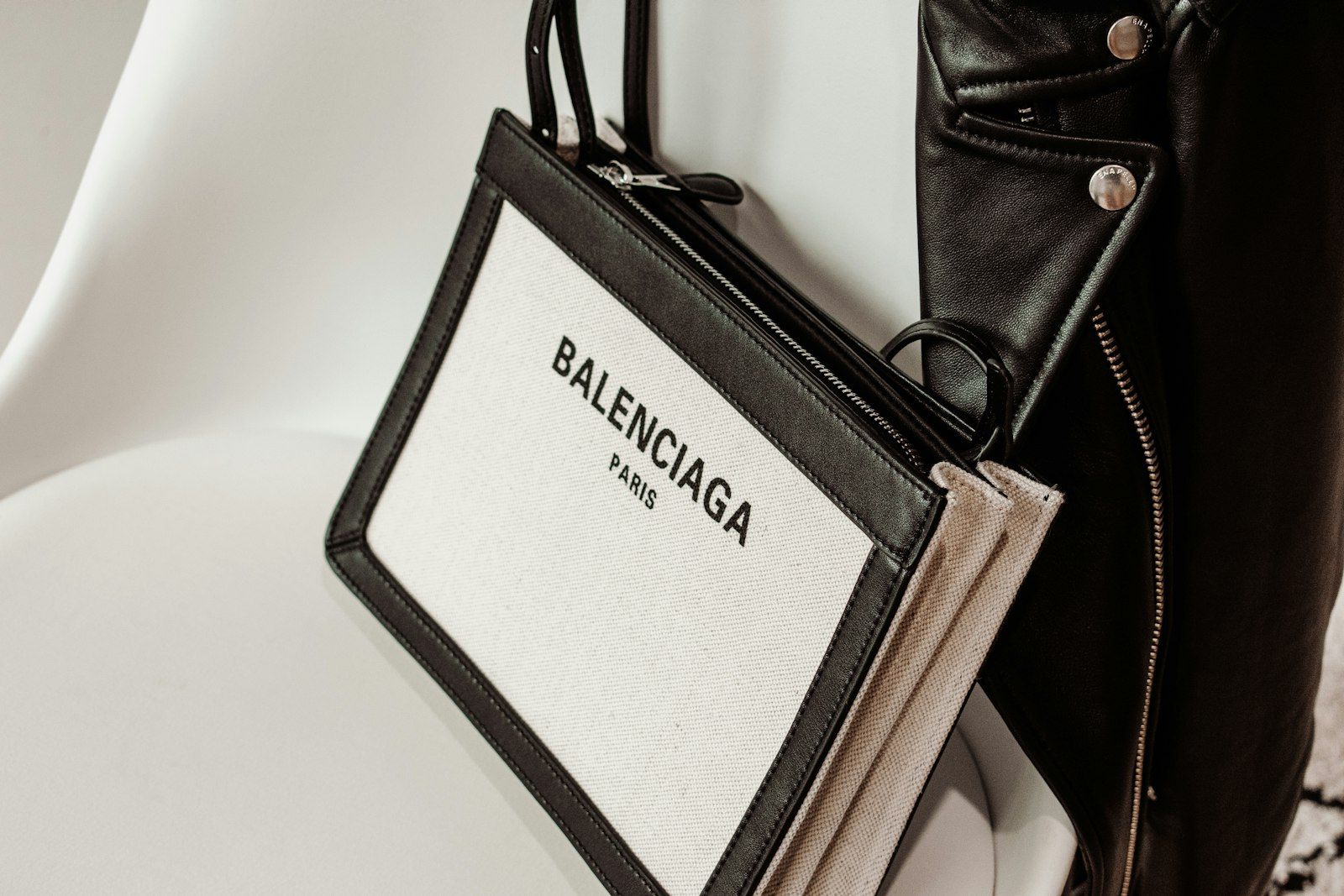 Tas tangan kulit hitam berstruktur tegas